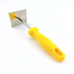 Queen Excluder Cleaning Scraper - Image 4